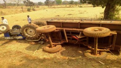 अनियंत्रित होकर पलटा तेज रफ्तार ट्रैक्टर, चालक की मौत, पांच गंभीर