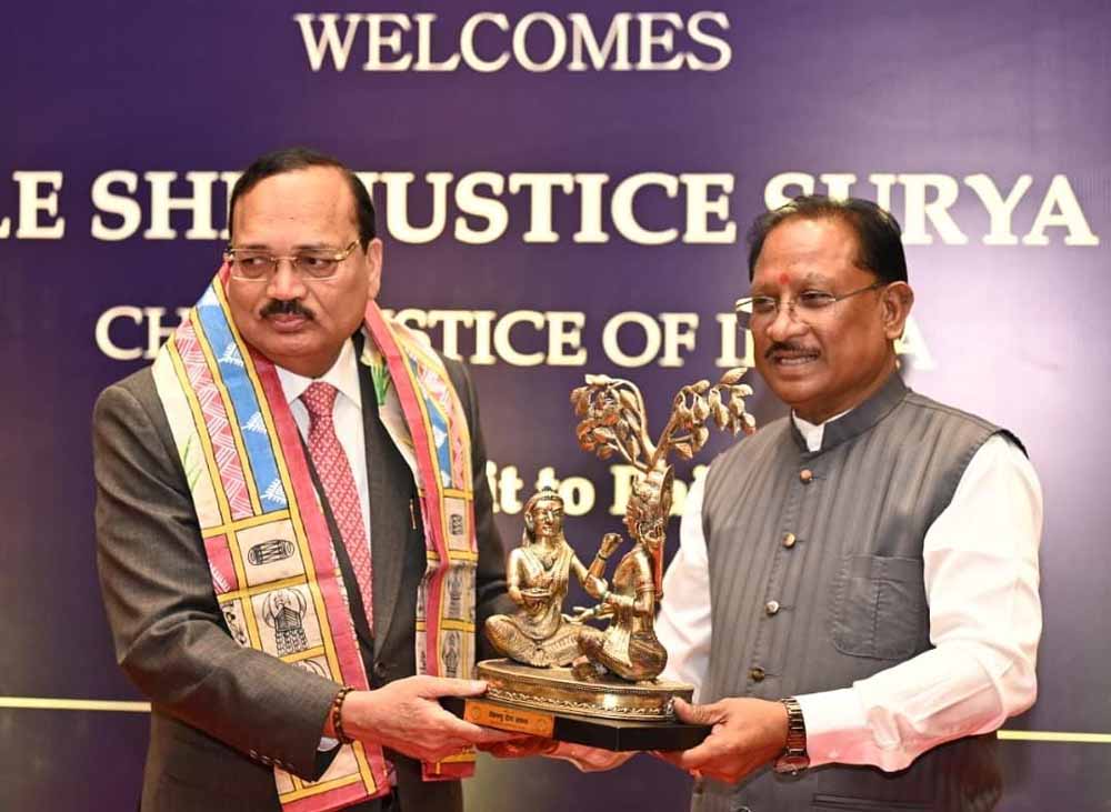 मुख्यमंत्री विष्णुदेव साय ने भारत के मुख्य न्यायाधीश न्यायमूर्ति सूर्यकांत का किया आत्मीय स्वागत मुख्यमंत्री विष्णुदेव साय ने भारत के मुख्य न्यायाधीश न्यायमूर्ति सूर्यकांत का किया आत्मीय स्वागत