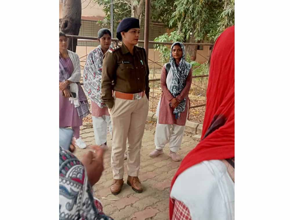 इंदिरा कॉलेज में चला ‘अभिमन्यु/सृजन/सम्मान’ अभियान, बालिकाओं को किया जागरूक इंदिरा कॉलेज में चला ‘अभिमन्यु/सृजन/सम्मान’ अभियान, बालिकाओं को किया जागरूक