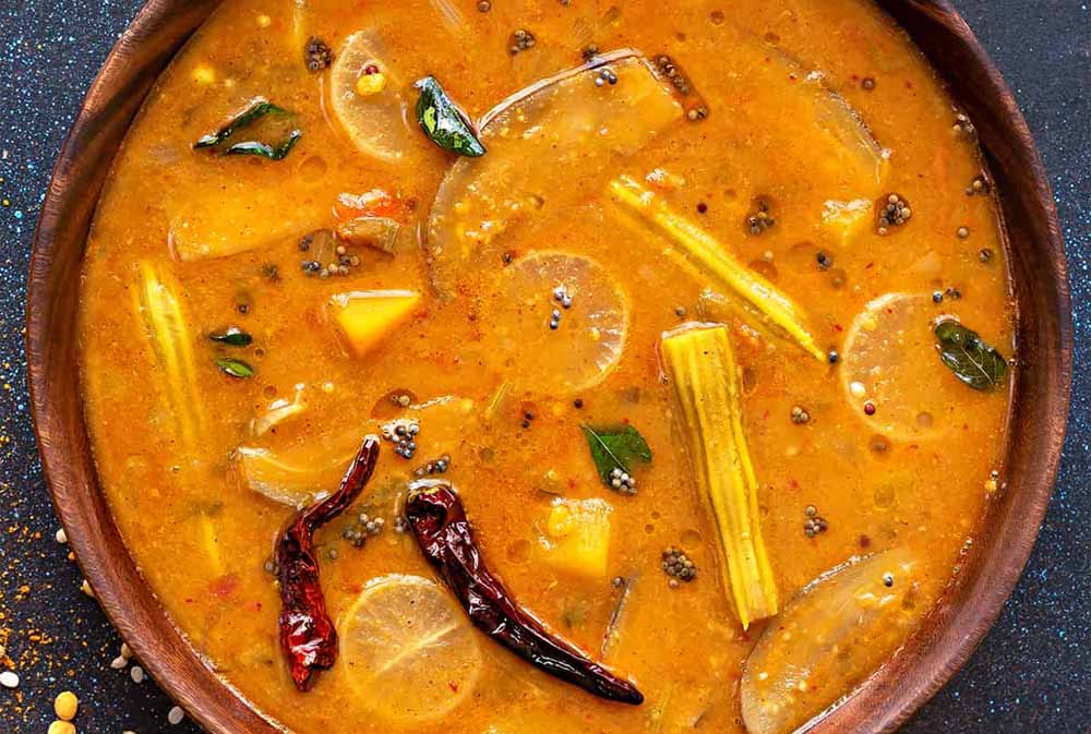 घर पर बनाएं टेस्टी और मसालेदार सांभर, हर कोई उंगलियां चाटता रह जाएगा