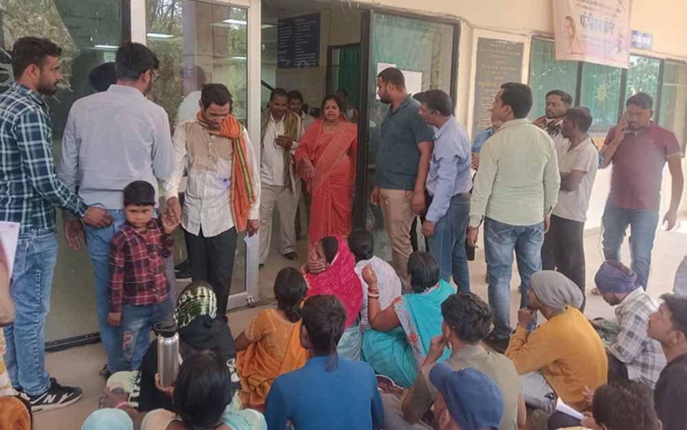 मेडिकल कॉलेज अस्पताल में इलाज के दौरान 13 वर्षीय बालक की मौत, परिजनों का हंगामा मेडिकल कॉलेज अस्पताल में इलाज के दौरान 13 वर्षीय बालक की मौत, परिजनों का हंगामा