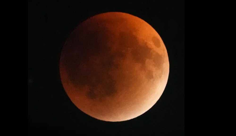 ग्रहण के बाद घर की शुद्धि कैसे करें? मंदिर से किचन तक जानें सही नियम ग्रहण के बाद घर की शुद्धि कैसे करें? मंदिर से किचन तक जानें सही नियम