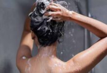 बालों को हफ्ते में कितनी बार धोएं? ऑयली, ड्राई और नॉर्मल बालों के लिए एक्सपर्ट गाइड