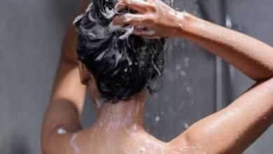 बालों को हफ्ते में कितनी बार धोएं? ऑयली, ड्राई और नॉर्मल बालों के लिए एक्सपर्ट गाइड