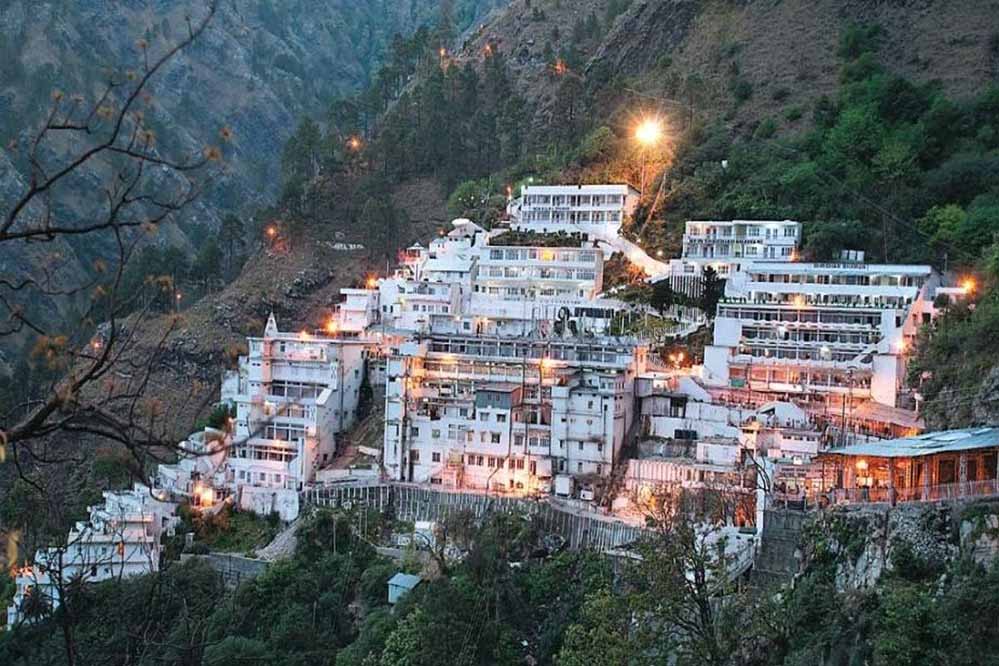 वैष्णो देवी भवन में कैमरा प्रतिबंधित, फिर अंदर का वीडियो कैसे बना? शिखा पर FIR दर्ज