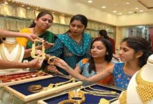 सोने-चांदी की कीमतों में गिरावट, 22K गोल्ड 8 हजार रुपये से ज्यादा सस्ता, चांदी के रेट भी डाउन
