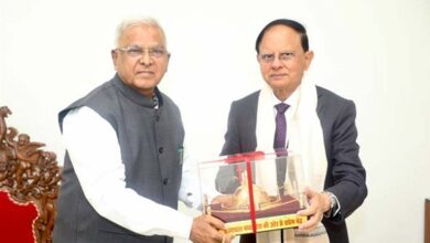 राज्यपाल  मंगुभाई पटेल से प्रधानमंत्री के प्रमुख सचिव डॉ. पी.के. मिश्रा की सौजन्य भेंट