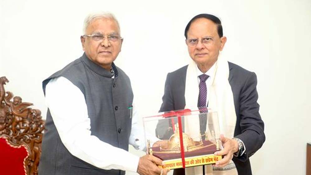 राज्यपाल  मंगुभाई पटेल से प्रधानमंत्री के प्रमुख सचिव डॉ. पी.के. मिश्रा की सौजन्य भेंट