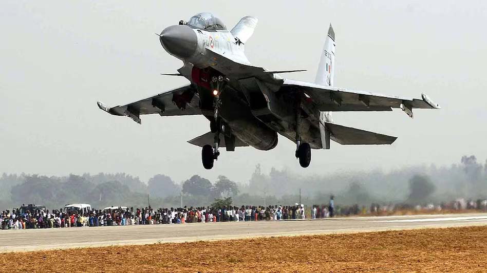 डिब्रूगढ़ में प्रधानमंत्री मोदी का ऐतिहासिक आगमन: नेशनल हाईवे पर पहली बार PM विमान की लैंडिंग