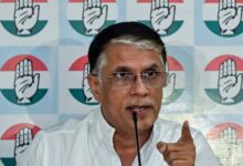 कांग्रेस ने PM मोदी के लिए बुक किया फ्लाइट टिकट, कहा- बस प्लेन में बैठिए, लोग इंतजार कर रहे