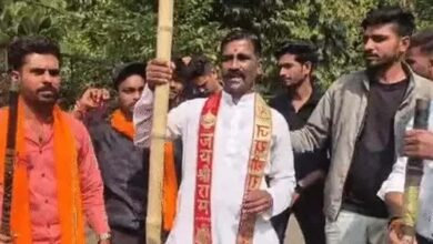 भोपाल में वैलेंटाइन डे पर चिनार पार्क के बाहर नारेबाजी, लट्ठबंद कार्यकर्ताओं और पुलिस तैनाती