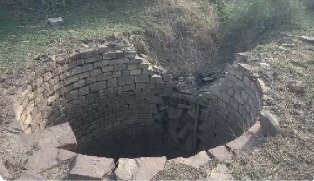 बांधवगढ़ में 4100 कुओं पर मुंडेर का निर्माण, वन्यजीवों की मौत से लिया सबक, प्रशासन और टाइगर रिजर्व की पहल बांधवगढ़ में 4100 कुओं पर मुंडेर का निर्माण, वन्यजीवों की मौत से लिया सबक, प्रशासन और टाइगर रिजर्व की पहल