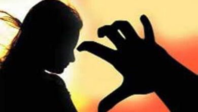 घर में घुसकर युवती के साथ की अश्लील हरकत घर में घुसकर युवती के साथ की अश्लील हरकत