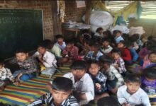 बड़वानी में शिक्षा की दुर्दशा:गाय-बकरियों के तबेले में ठूंसे गए 40 आदिवासी बच्चे!