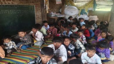 बड़वानी में शिक्षा की दुर्दशा:गाय-बकरियों के तबेले में ठूंसे गए 40 आदिवासी बच्चे!