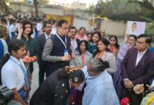 सख्त सुरक्षा में शुरू हुई यूपी बोर्ड परीक्षा, शिक्षा मंत्री ने छात्राओं का तिलक लगाकर बढ़ाया हौसला