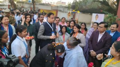 सख्त सुरक्षा में शुरू हुई यूपी बोर्ड परीक्षा, शिक्षा मंत्री ने छात्राओं का तिलक लगाकर बढ़ाया हौसला