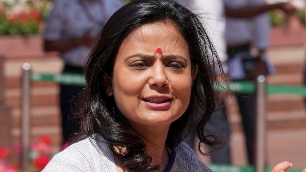 पूर्व प्रेमी के खिलाफ हाईकोर्ट पहुंचीं महुआ मोइत्रा, कुत्ते को लेकर विवाद हुआ सुर्खियों में पूर्व प्रेमी के खिलाफ हाईकोर्ट पहुंचीं महुआ मोइत्रा, कुत्ते को लेकर विवाद हुआ सुर्खियों में