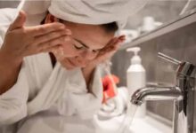 गलत फेसवॉश से बढ़ सकता है एक्ने, जानें सही क्लींजर कैसे चुनें