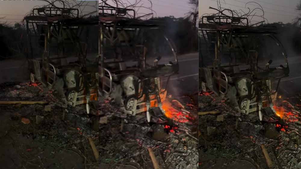 MP में कांवड़ यात्रा के दौरान बवाल, ई-रिक्शा में आगजनी, चालक की बेरहमी से पिटाई MP में कांवड़ यात्रा के दौरान बवाल, ई-रिक्शा में आगजनी, चालक की बेरहमी से पिटाई
