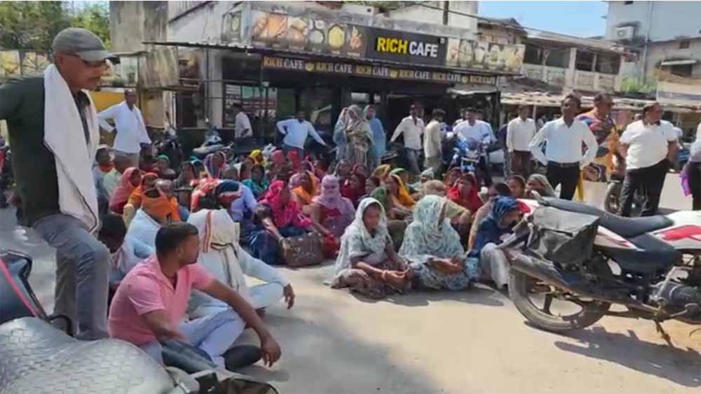 पोस्ट ऑफिस में 3 करोड़ का घोटाला, ब्रांच मैनेजर फरार—न्याय की मांग को सड़कों पर उतरे ग्रामीण पोस्ट ऑफिस में 3 करोड़ का घोटाला, ब्रांच मैनेजर फरार—न्याय की मांग को सड़कों पर उतरे ग्रामीण