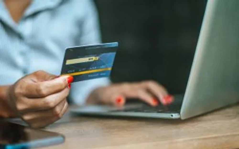 ऑनलाइन शॉपिंग में डेबिट कार्ड से हो सकता है नुकसान, जानिए क्यों एक्सपर्ट करते हैं मना