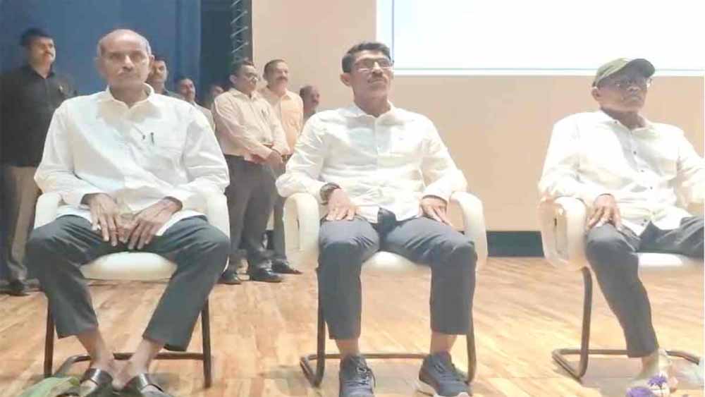 माओवादी संगठन को ऐतिहासिक झटका: देवजी समेत दो केंद्रीय नेताओं ने एक साथ किया सरेंडर