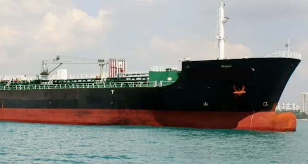 पाकिस्तान सीमा से गुपचुप छुपा ईरानी टैंकर, भारत में घुसते ही कोस्टगार्ड ने पकड़ी चालाकी पाकिस्तान सीमा से गुपचुप छुपा ईरानी टैंकर, भारत में घुसते ही कोस्टगार्ड ने पकड़ी चालाकी