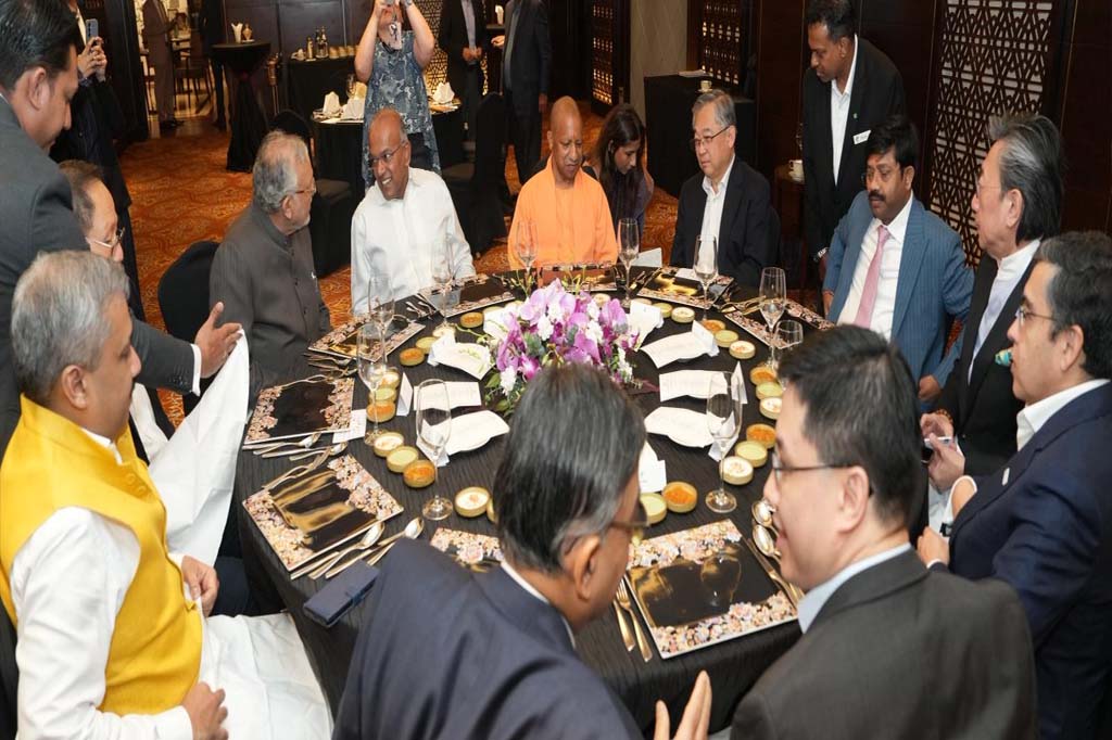 सीएम योगी ने सिंगापुर के उप-प्रधानमंत्री व गृह मंत्री से की मुलाकात, निवेश के लिए दी आमंत्रण सीएम योगी ने सिंगापुर के उप-प्रधानमंत्री व गृह मंत्री से की मुलाकात, निवेश के लिए दी आमंत्रण