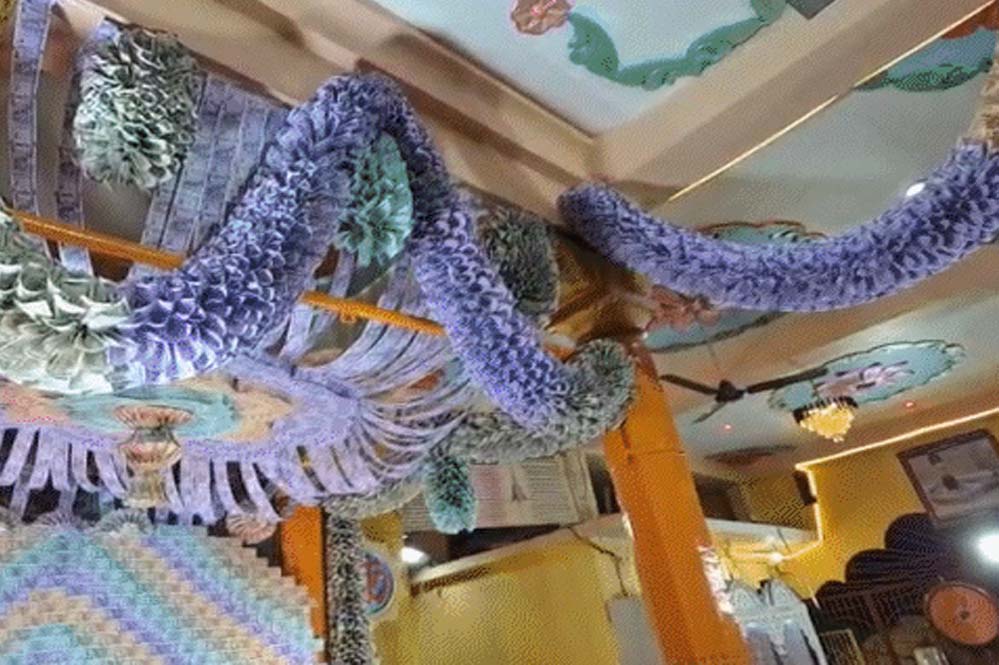 उज्जैन के शिव मंदिर को 1.31 करोड़ के नोटों से सजाया, भगवान का मुकुट और माला भी बने नोटों से उज्जैन के शिव मंदिर को 1.31 करोड़ के नोटों से सजाया, भगवान का मुकुट और माला भी बने नोटों से