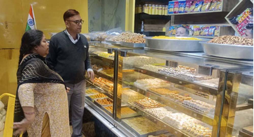 इंदौर में होली से पहले बड़ा निरीक्षण, मिठाई-डेयरी दुकानों से 38 सैंपल लिए गए