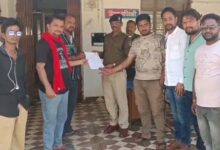 गाय को कुल्हाड़ी से मार घायल करने पर गुस्साए बजरंग दल वाले थाने मै की शिकायत