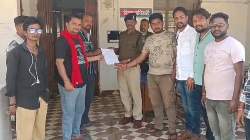 गाय को कुल्हाड़ी से मार घायल करने पर गुस्साए बजरंग दल वाले थाने मै की शिकायत