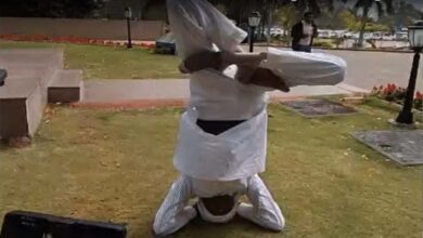 कांग्रेस विधायक ने विधानसभा में किया शीर्षासन, हर्ष फायरिंग पर FIR को लेकर जताया विरोध, सदन से वॉकआउट