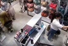 वाराणसी में महिला ने कपड़ा शोरूम से 10 हजार के लेडीज अंडरगारमेंट्स चोरी किए, दुकानदार ने CCTV पुलिस को सौंपा