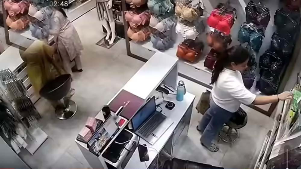 वाराणसी में महिला ने कपड़ा शोरूम से 10 हजार के लेडीज अंडरगारमेंट्स चोरी किए, दुकानदार ने CCTV पुलिस को सौंपा वाराणसी में महिला ने कपड़ा शोरूम से 10 हजार के लेडीज अंडरगारमेंट्स चोरी किए, दुकानदार ने CCTV पुलिस को सौंपा