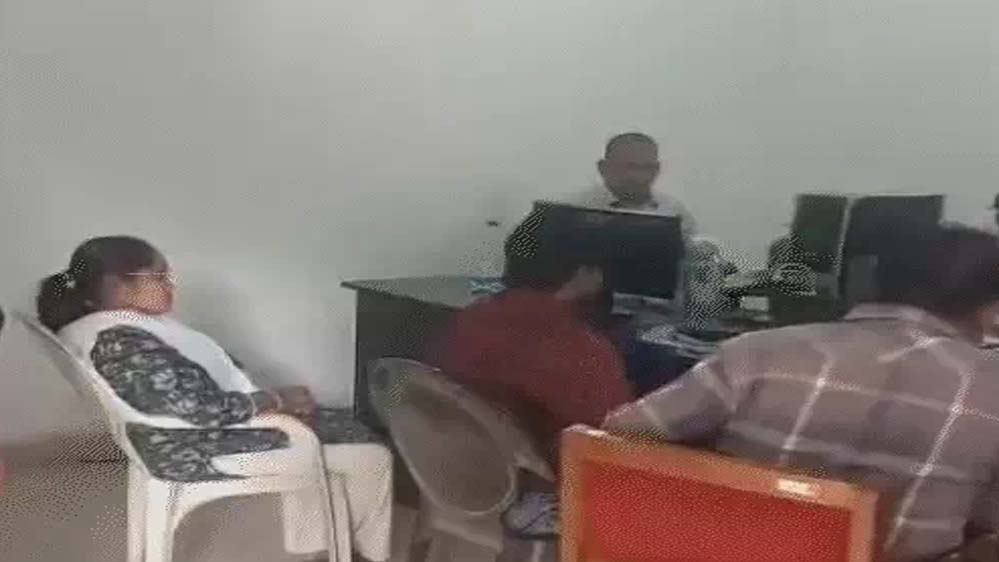 SBI महिला कैशियर ने उड़ाए 2.6 करोड़ रुपये, बैंक रिकॉर्ड में हेराफेरी कर गायब की रकम, 8 महीने बाद ACB ने पकड़ा SBI महिला कैशियर ने उड़ाए 2.6 करोड़ रुपये, बैंक रिकॉर्ड में हेराफेरी कर गायब की रकम, 8 महीने बाद ACB ने पकड़ा