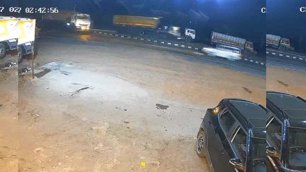 बिलासपुर में ट्रेलर ने स्कॉर्पियो को मारी रॉन्ग साइड टक्कर, 4 की मौत, गैस कटर से गाड़ी काटकर निकाले शव बिलासपुर में ट्रेलर ने स्कॉर्पियो को मारी रॉन्ग साइड टक्कर, 4 की मौत, गैस कटर से गाड़ी काटकर निकाले शव