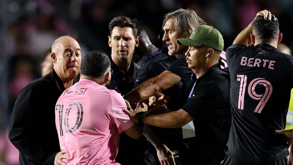 शर्टलेस फैन ने मचाई अफरा-तफरी, पिच पर गिर पड़े लियोनेल मेसी