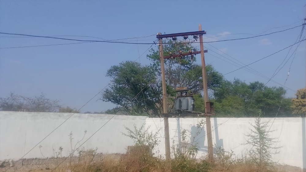 लटकते तारों और जर्जर बाउंड्री के बीच पढ़ाई को मजबूर नन्हे कदम