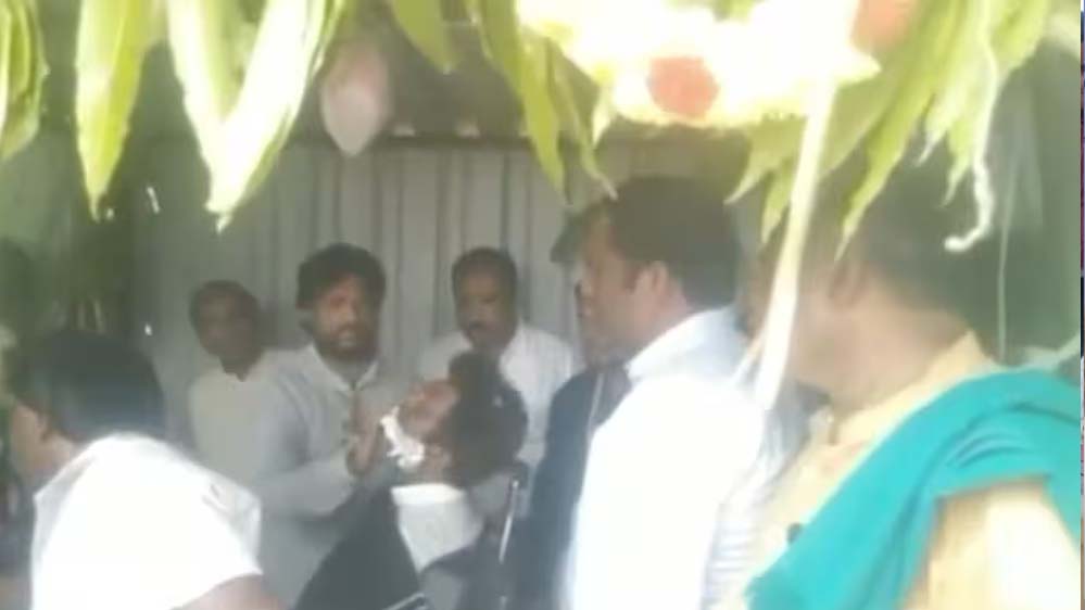 इस गांव में दलितों के बाल काटने की परंपरा खत्म, सरकार ने दिलाया समान अधिकार इस गांव में दलितों के बाल काटने की परंपरा खत्म, सरकार ने दिलाया समान अधिकार