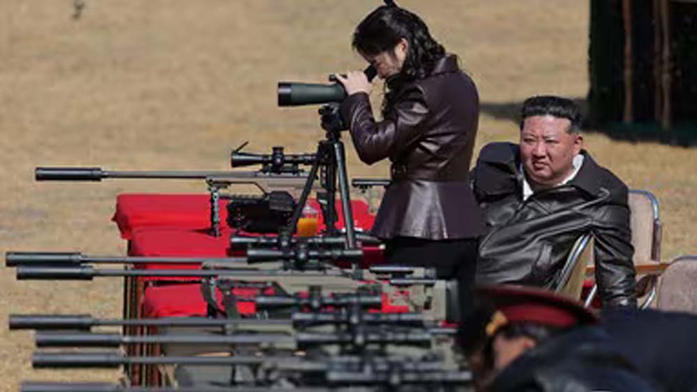 किम जोंग उन ने अधिकारियों को दीं स्नाइपर राइफल, बेटी को देखा निशाना लगाते हुए किम जोंग उन ने अधिकारियों को दीं स्नाइपर राइफल, बेटी को देखा निशाना लगाते हुए