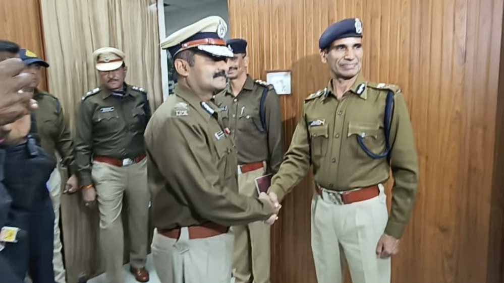 नक्सलियों का सफाया कर भोपाल पहुंचे संजय कुमार, नए पुलिस कमिश्नर ने संभाली कमान नक्सलियों का सफाया कर भोपाल पहुंचे संजय कुमार, नए पुलिस कमिश्नर ने संभाली कमान