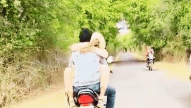 बाइक पर गर्लफ्रेंड-बॉयफ्रेंड का खतरनाक स्टंट, ट्रैफिक नियमों की उड़ी धज्जियां