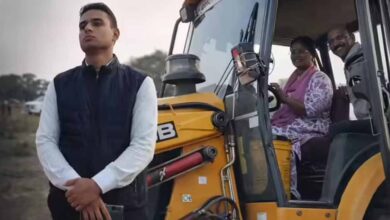 पांढुर्णा में अवैध कॉलोनियों पर बुलडोजर चला, तहसीलदार ने ट्रैक्टर चलाया और SDM ने खुद ऑपरेट की जेसीबी