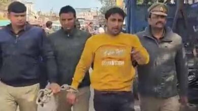 स्कूटी से छह किमी पीछा कर पुलिस ने सपा नेता को पकड़ा, इलाके में निकाला जुलूस, क्या हैं आरोप?