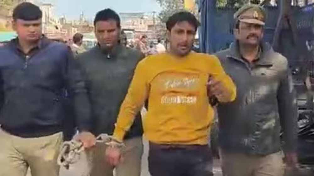 स्कूटी से छह किमी पीछा कर पुलिस ने सपा नेता को पकड़ा, इलाके में निकाला जुलूस, क्या हैं आरोप?