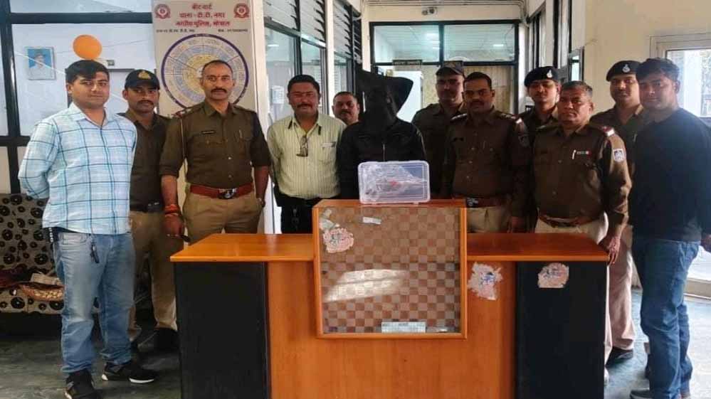 अड़ीबाजी और मारपीट के मामले में फरार आरोपी कट्टे के साथ गिरफ्तार अड़ीबाजी और मारपीट के मामले में फरार आरोपी कट्टे के साथ गिरफ्तार