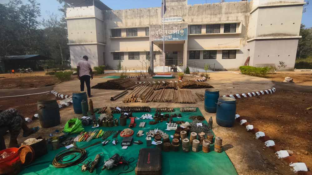 अबूझमाड़ में हथियार फैक्ट्री और विस्फोटक जखीरा बरामद, नक्सलियों के डंप पर बड़ी कार्रवाई अबूझमाड़ में हथियार फैक्ट्री और विस्फोटक जखीरा बरामद, नक्सलियों के डंप पर बड़ी कार्रवाई