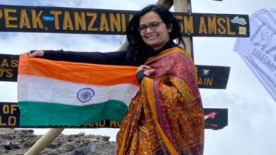 इंदौर की बेटी आंकाक्षा ने 19,000 फीट ऊंची किलिमंजारो चोटी पर चढ़ाई, साड़ी पहन लहराया तिरंगा